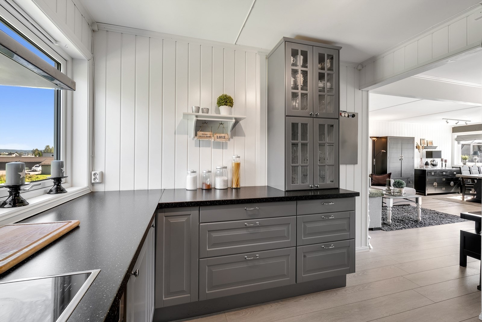 Åpen løsning mellom kjøkken og stue skaper en sosial og luftig atmosfære. Galleribilde