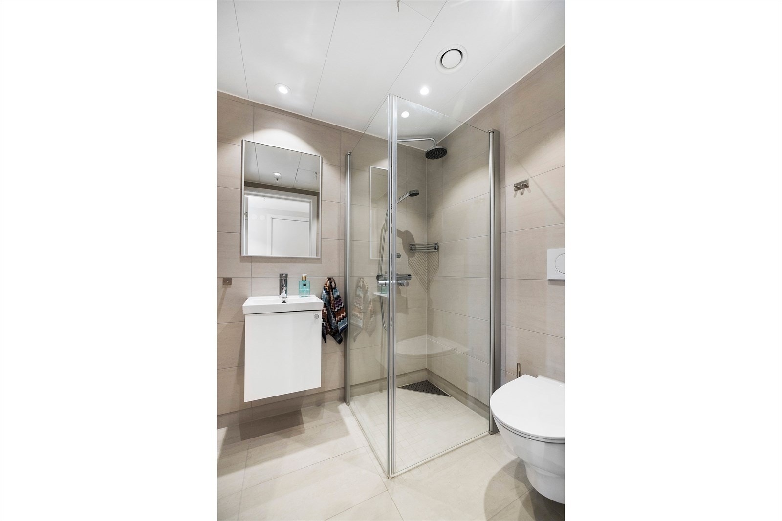 To innbydende helfliset baderom med gulvvarme Galleribilde