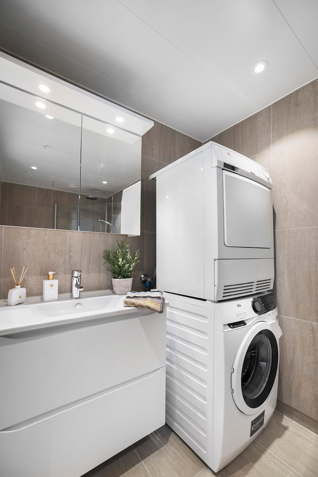 Det ene badet har opplegg til vaskemaskin og tørketrommel Galleribilde