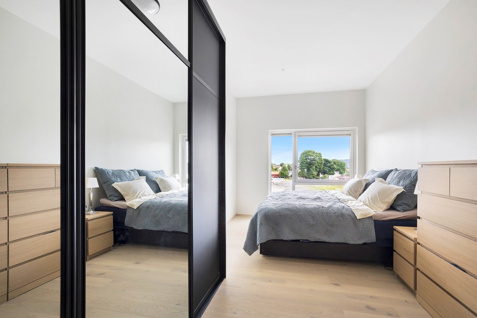 Hovedsoverom med romslig skyvedørsgarderobe Galleribilde