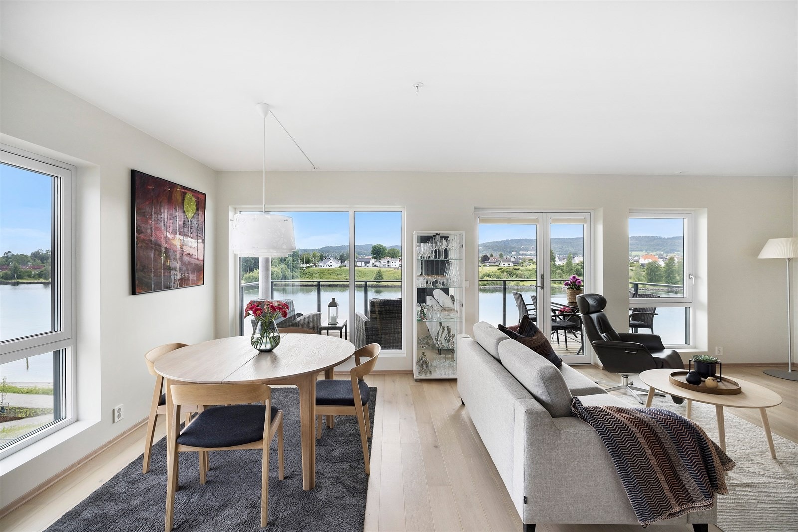 Lys og romslig stue med god møbleringsfrihet Galleribilde