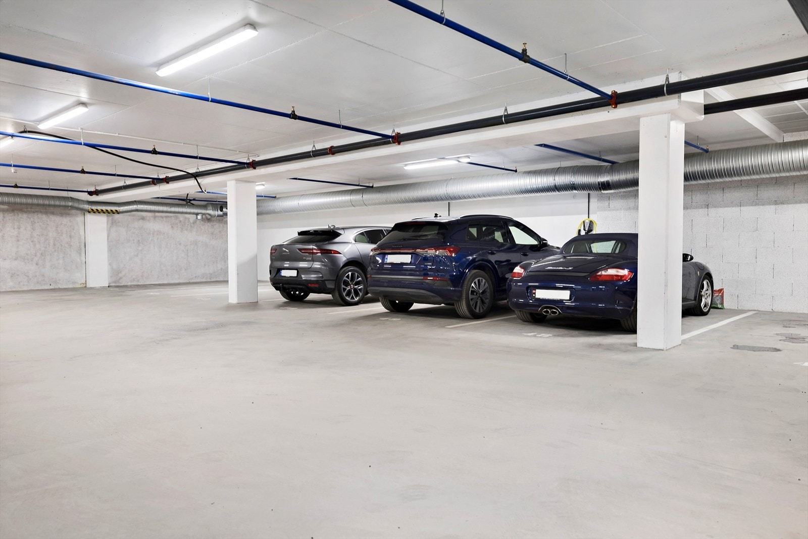 Parkering i felles garasjekjeller. Det er montert lader for elbil på parkeringsplassen Galleribilde