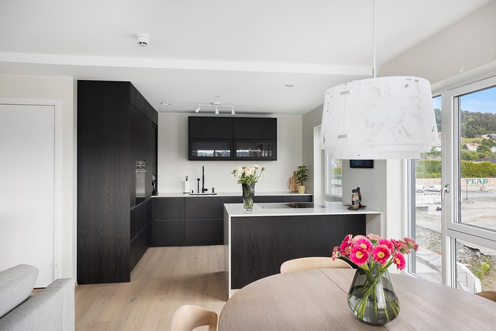 Delikat kjøkken med mørke fronter og laminert benkeplate Galleribilde