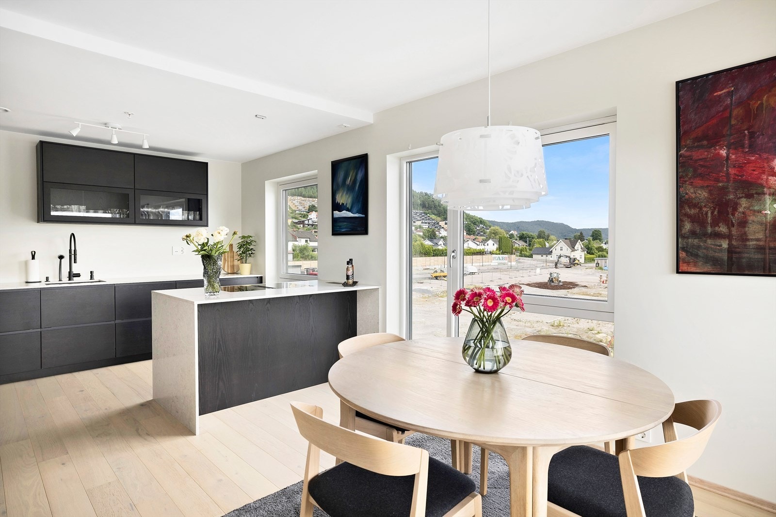 Spisestue i tilknytning til kjøkken Galleribilde