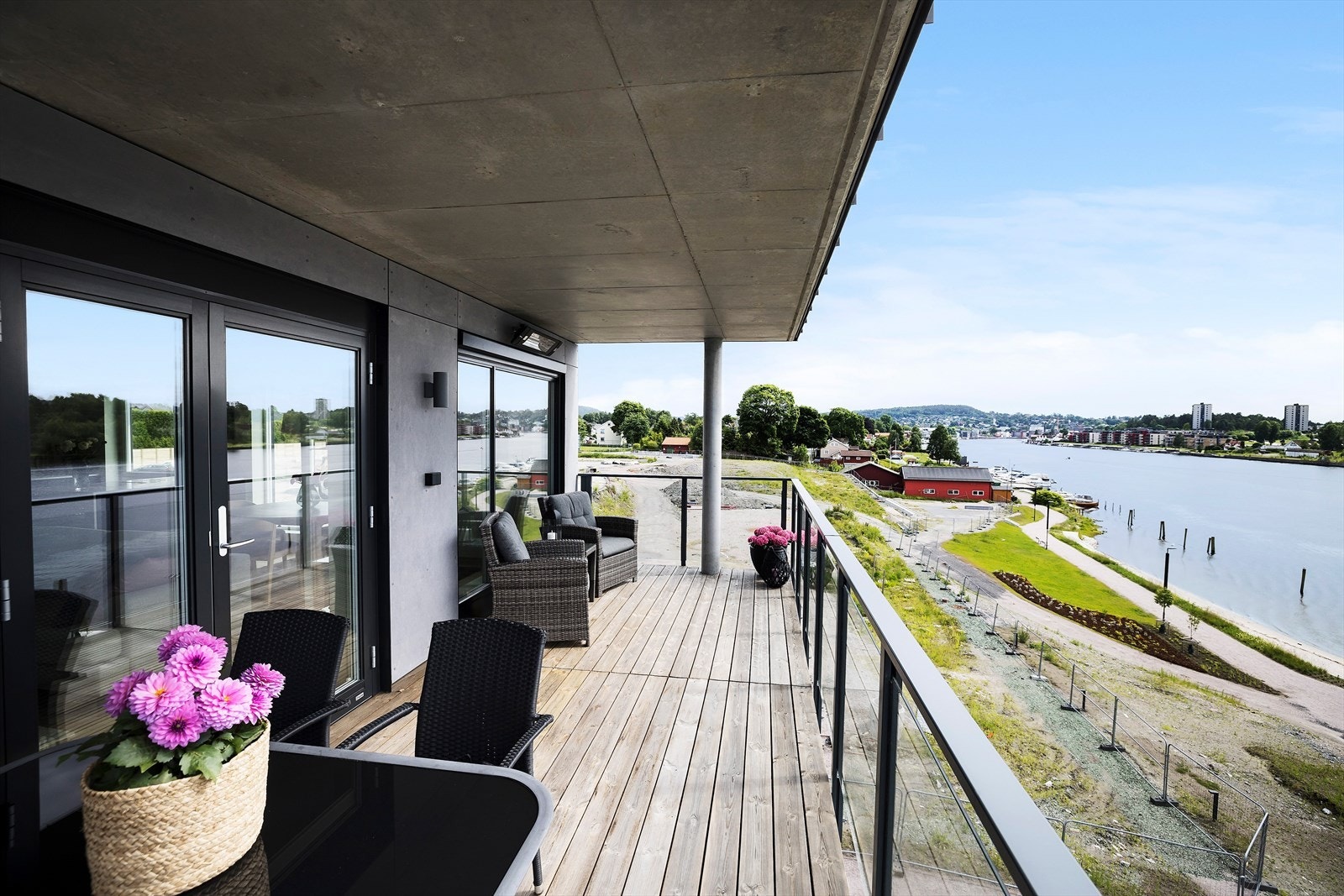 God plass til flere sittegrupper Galleribilde