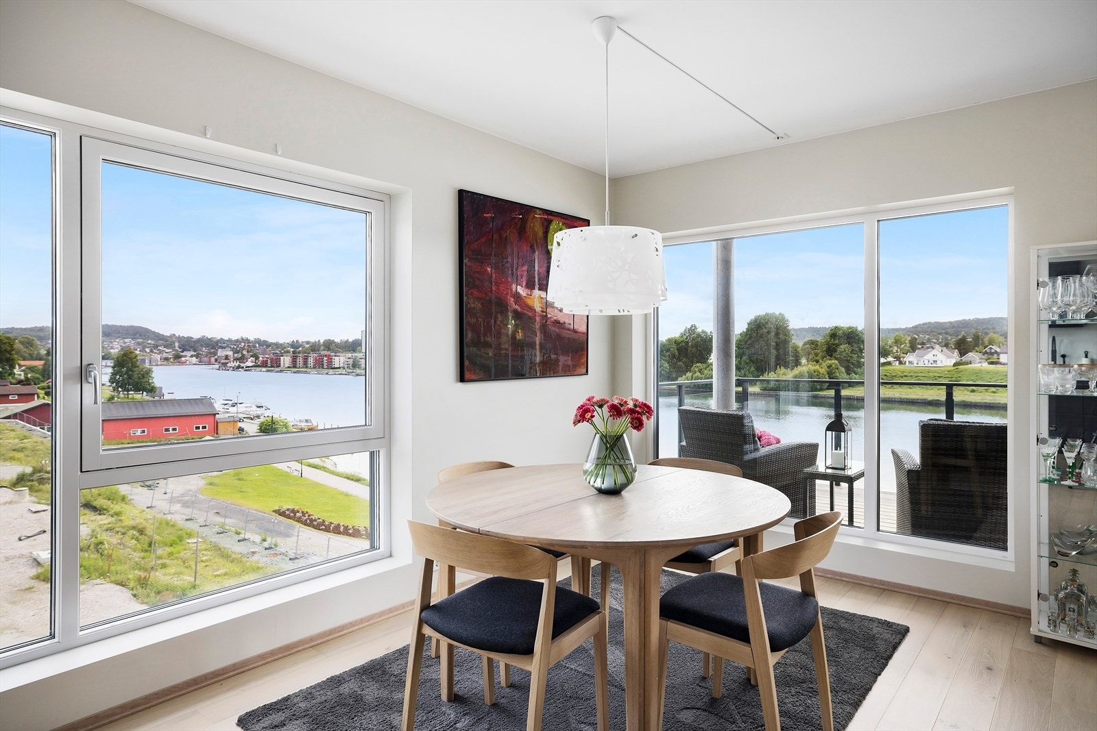 De store vindusflatene fra gulv til himling gjør at det er rikelig med naturlig dagslys og byr på flott utsikt til elven Galleribilde