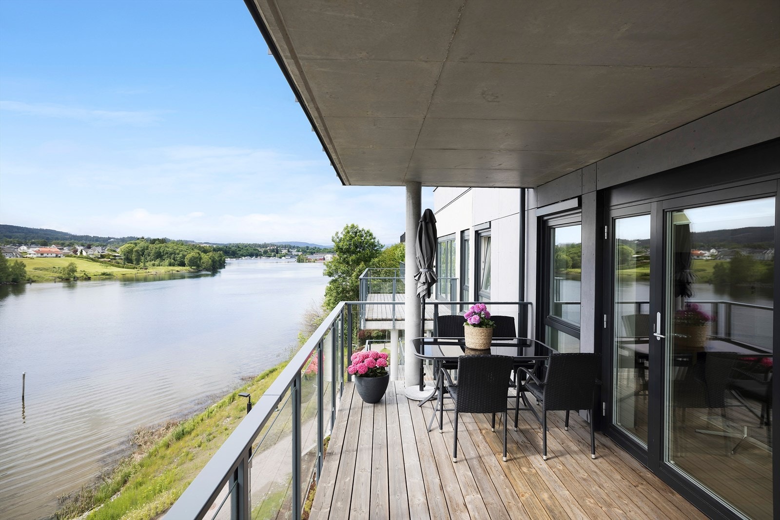 Overbygget balkong med gode solforhold Galleribilde