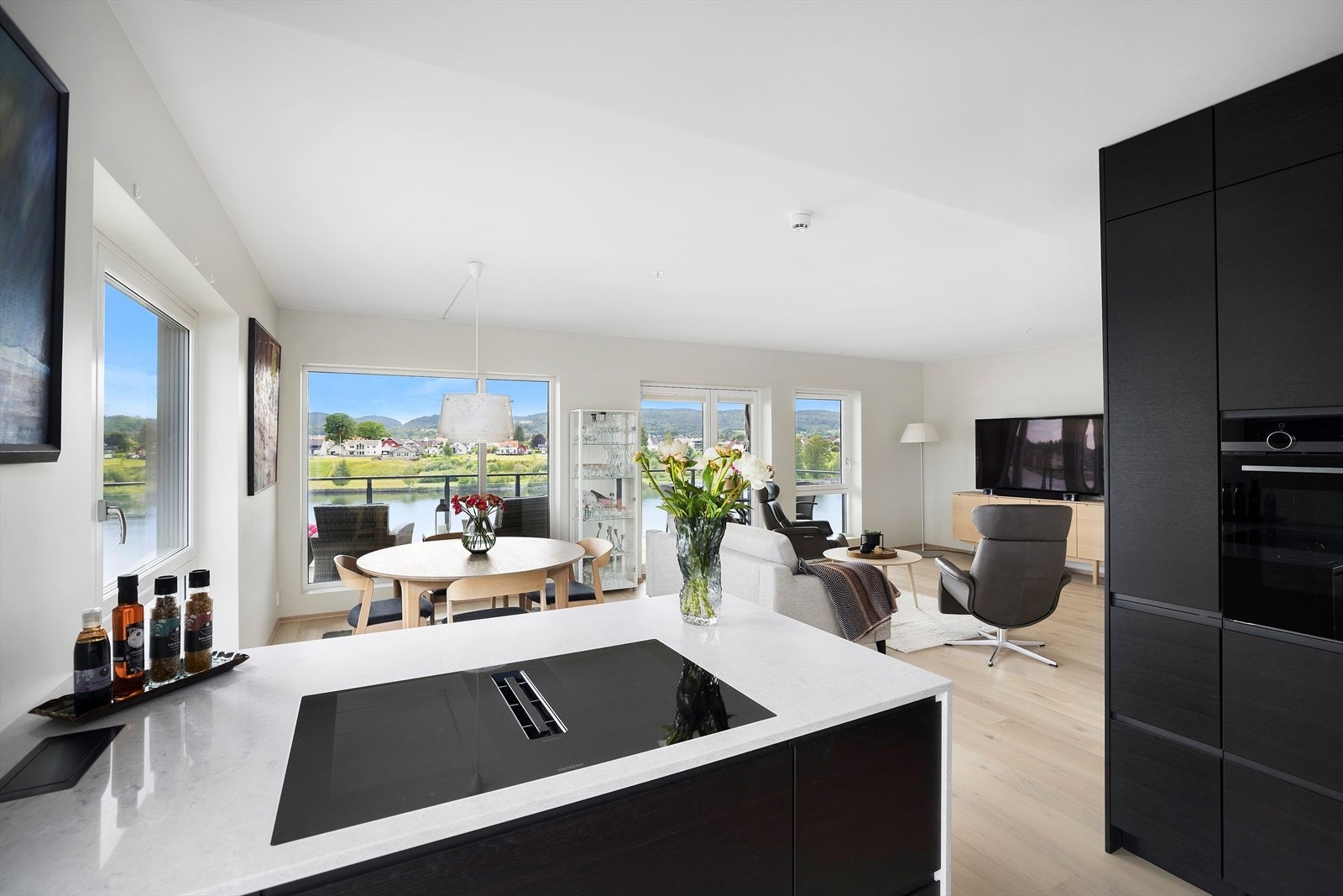 Integrert stekeovn, oppvaskmaskin og kjøl-fryseskap, samt integrert platetopp med ventilator i kjøkkenøy Galleribilde