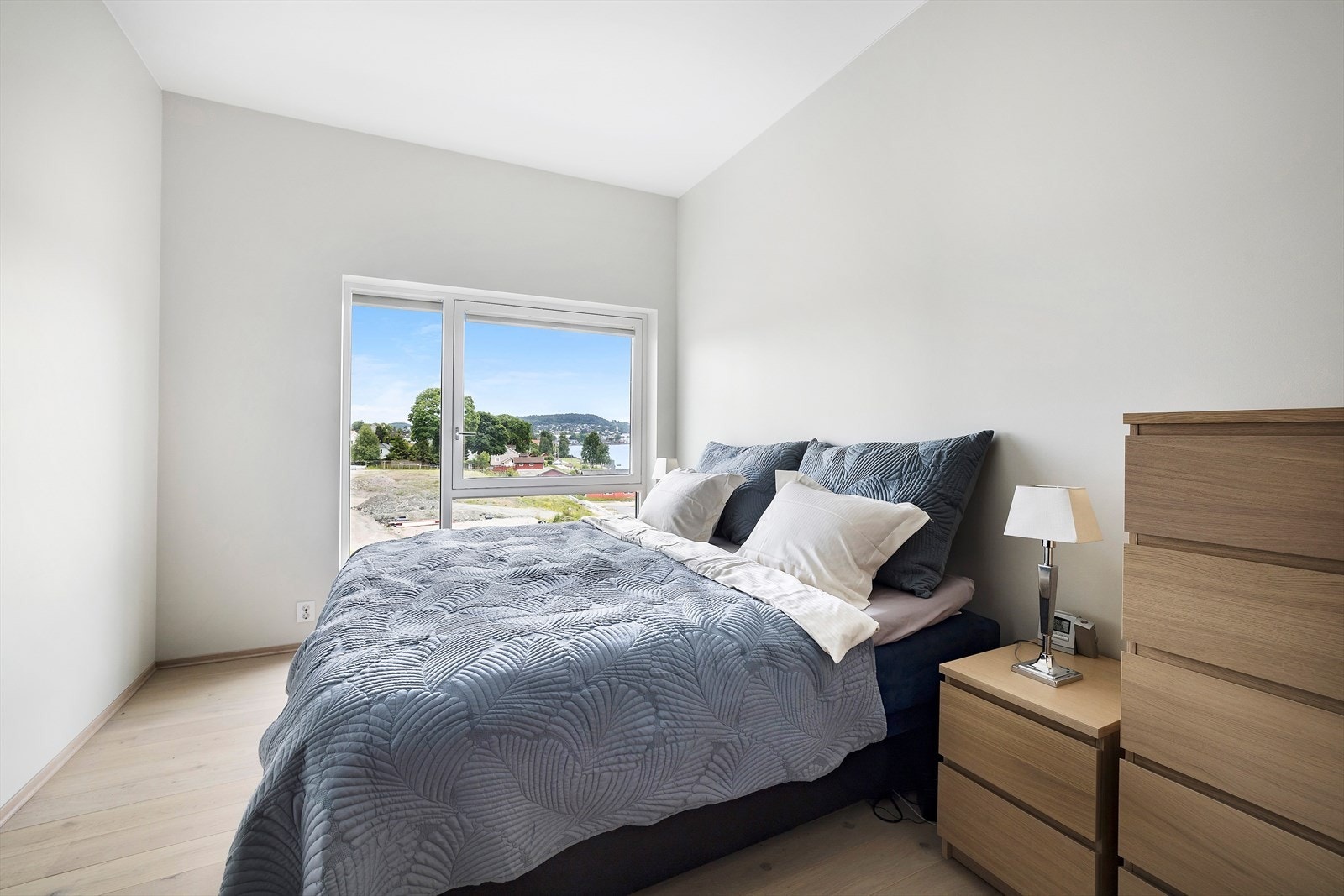 Hovedsoverom tilbyr god plass til dobbeltseng og annet soveromsmøblement Galleribilde