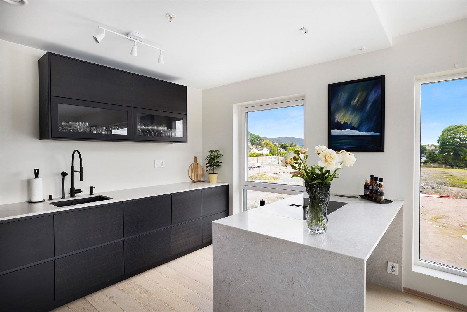 Her er det sitteplass ved øyen og gode oppbevaringsmuligheter Galleribilde