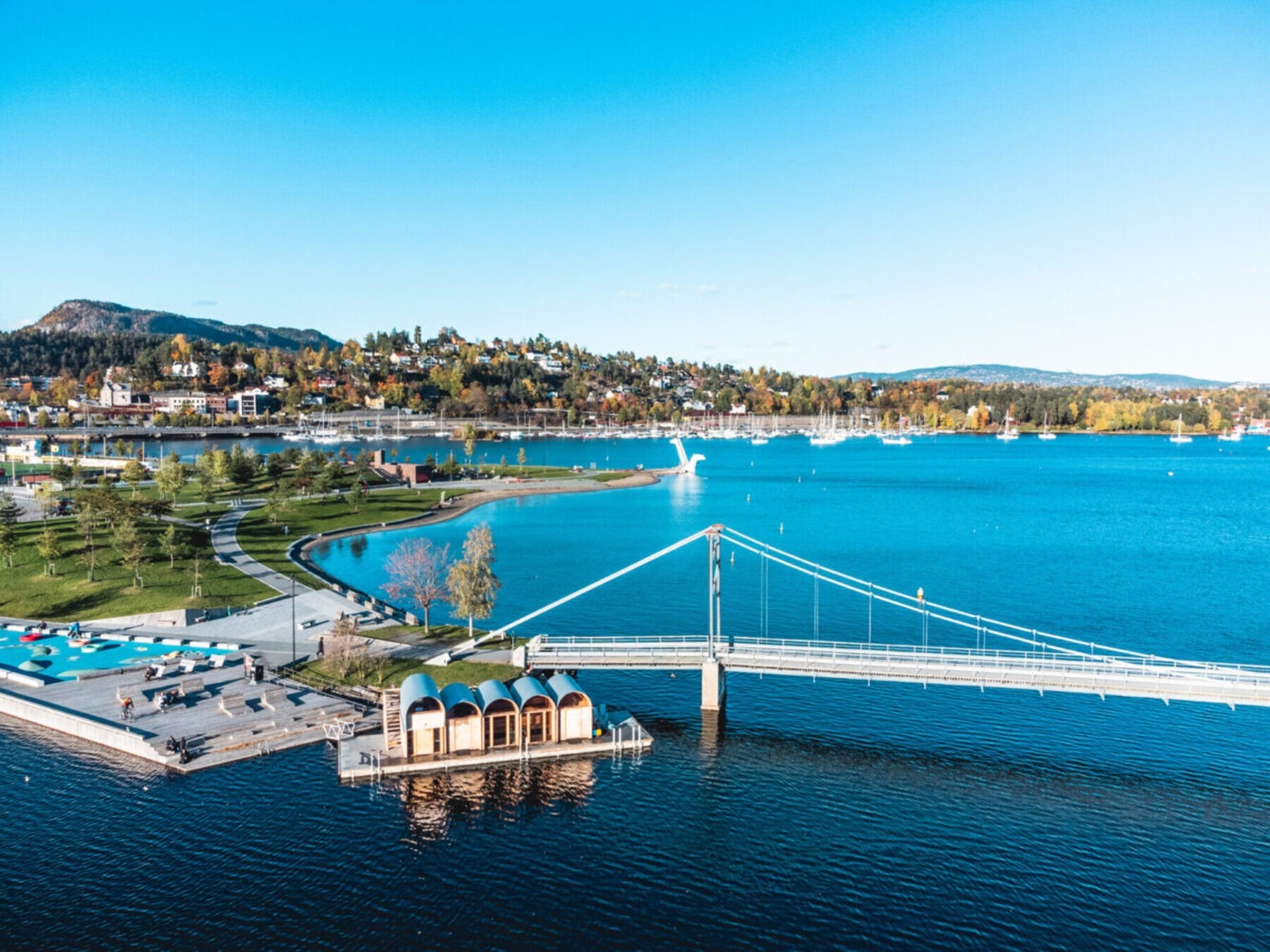 Fra Kadettangen går det bro over til Kalvøya Galleribilde