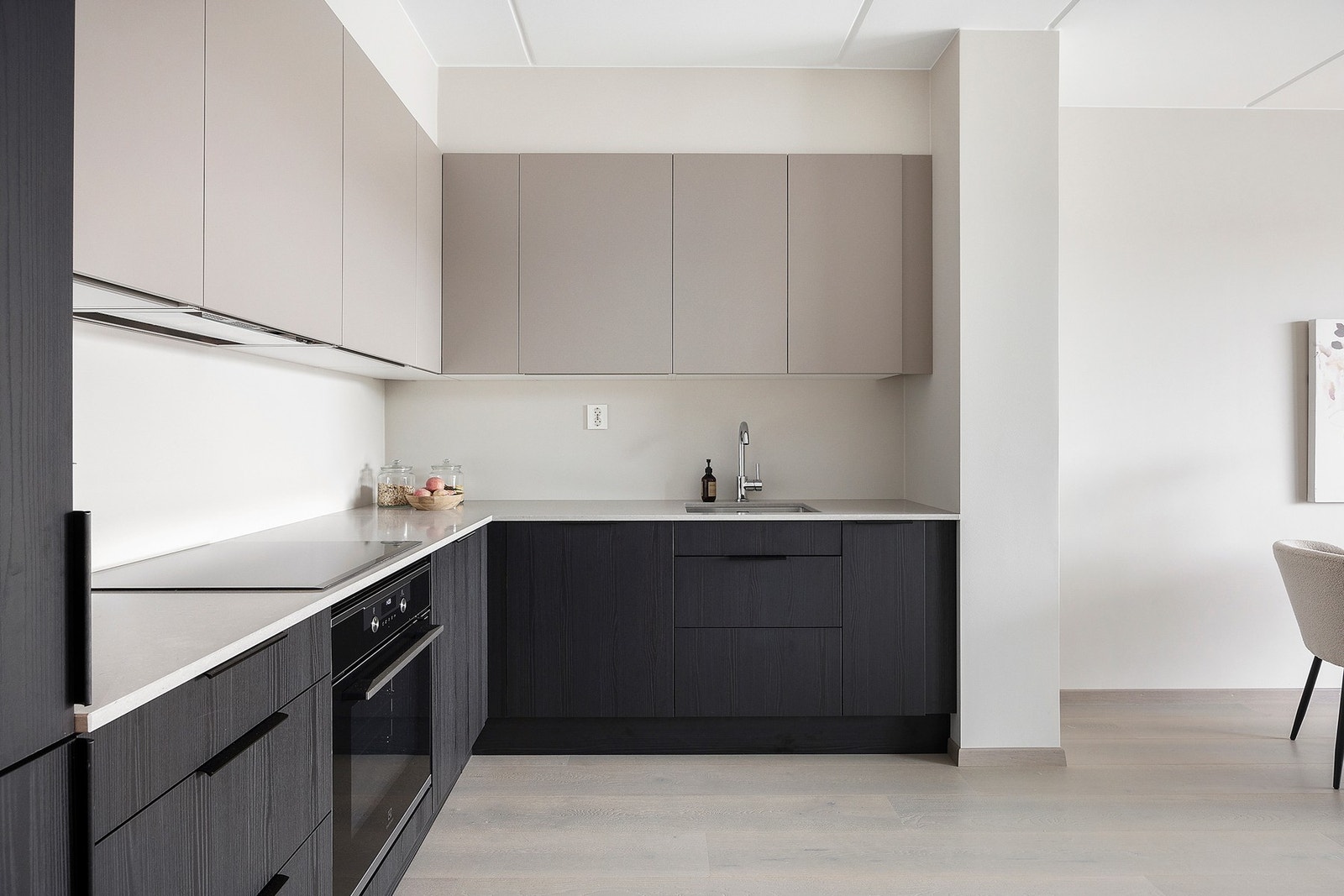 Kjøkkenet fra HTH er utformet med praktiske løsninger, god skapplass og rikelig med benkeflate Galleribilde