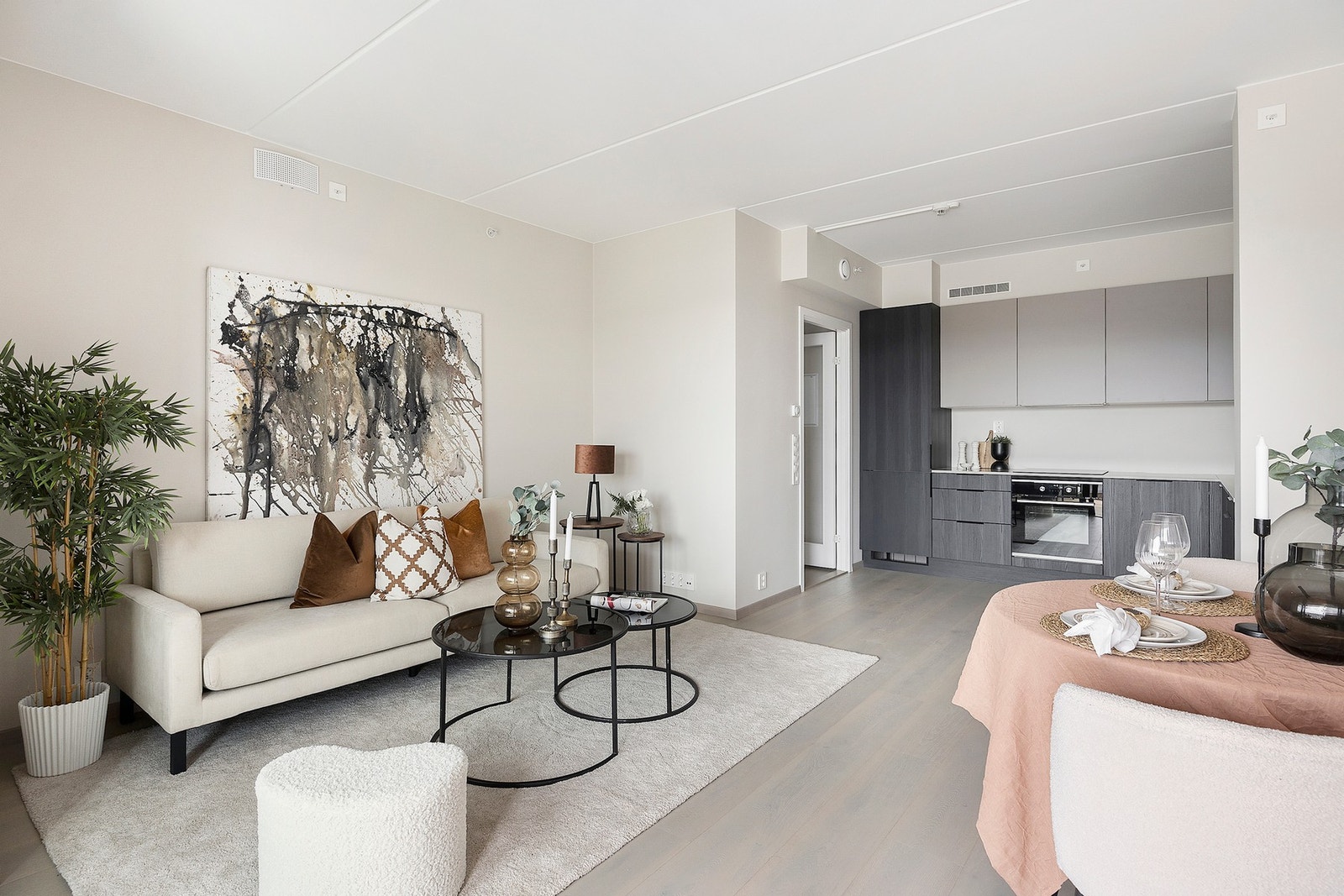 Boligen ligger i 8. etasje med heisadkomst og inneholder entré, bad og soverom samt en åpen kjøkkenløsning i tilknytning til stuen Galleribilde