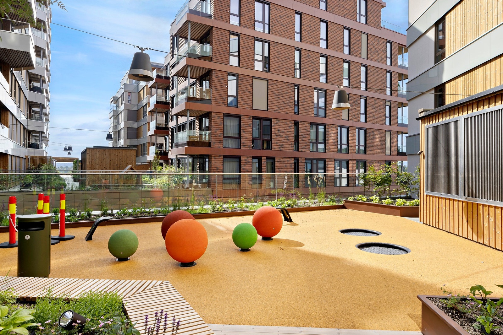 Flotte opparbeidede uteområder - fra hagen i 6.etasje Galleribilde