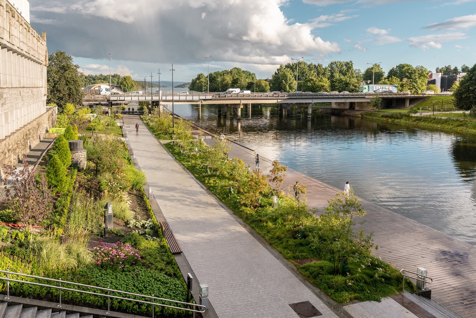 Sandvika Elvepromenade (30 sek gange fra boligen) Bilde: Dronninga Landskap Galleribilde