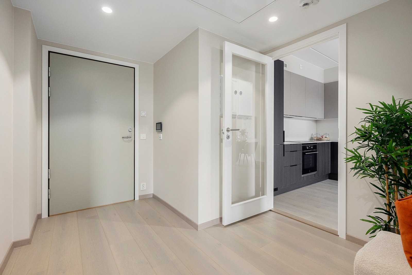 Entréen er lys og romslig, og skaper et fint skille i boligen samtidig som den knytter rommene sammen Galleribilde