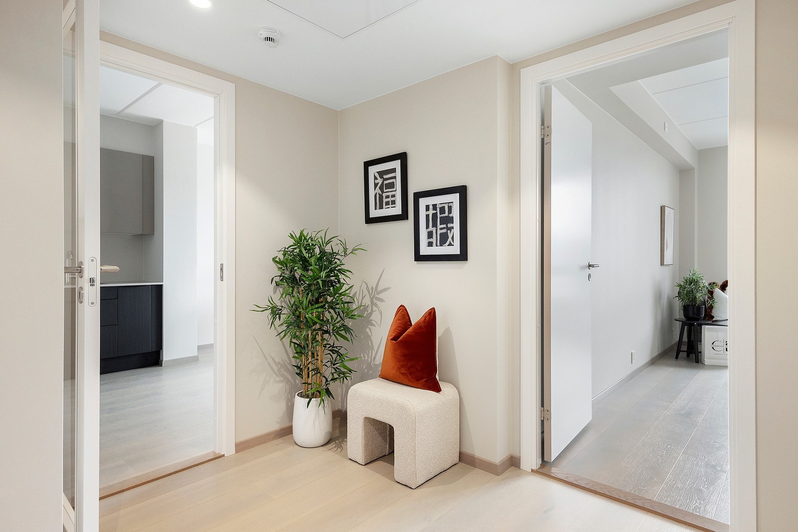 Fra entreen er det tilgang til bad, soverom og kjøkken/stue Galleribilde