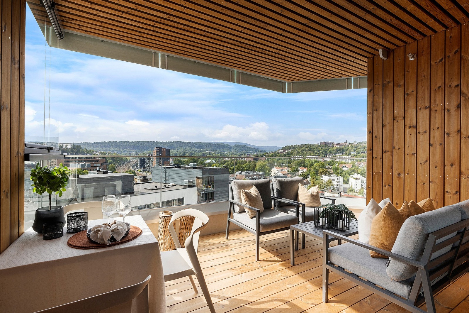 Den vestvendte balkongen på ca. 12 kvm gir gode solforhold fra dag til kveld. Galleribilde