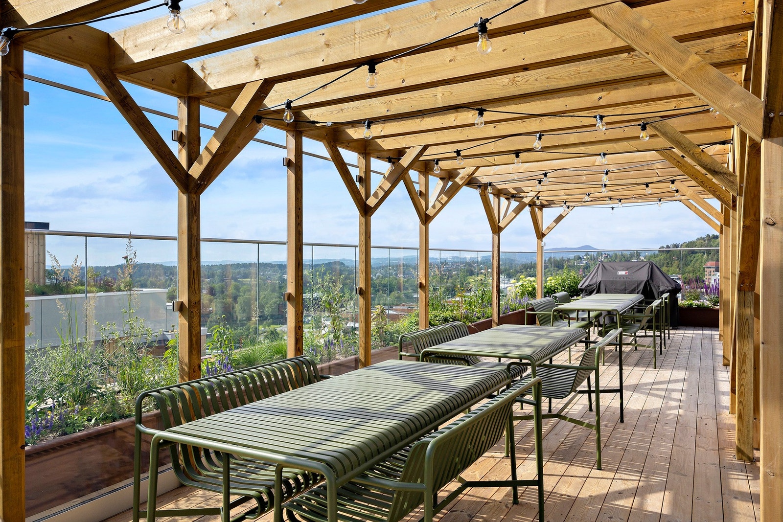 Her har du flere sittegrupper, solsenger, egen grill og fantastisk utsikt rundt hele Sandvika-området Galleribilde