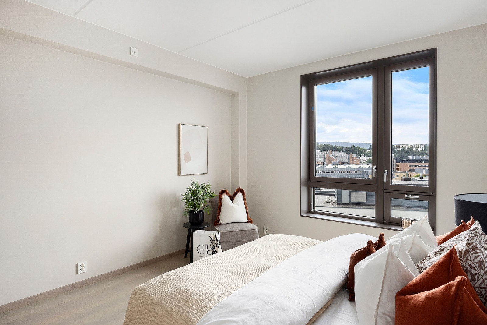 Stort soverom med gode muligheter for mye skapplass Galleribilde