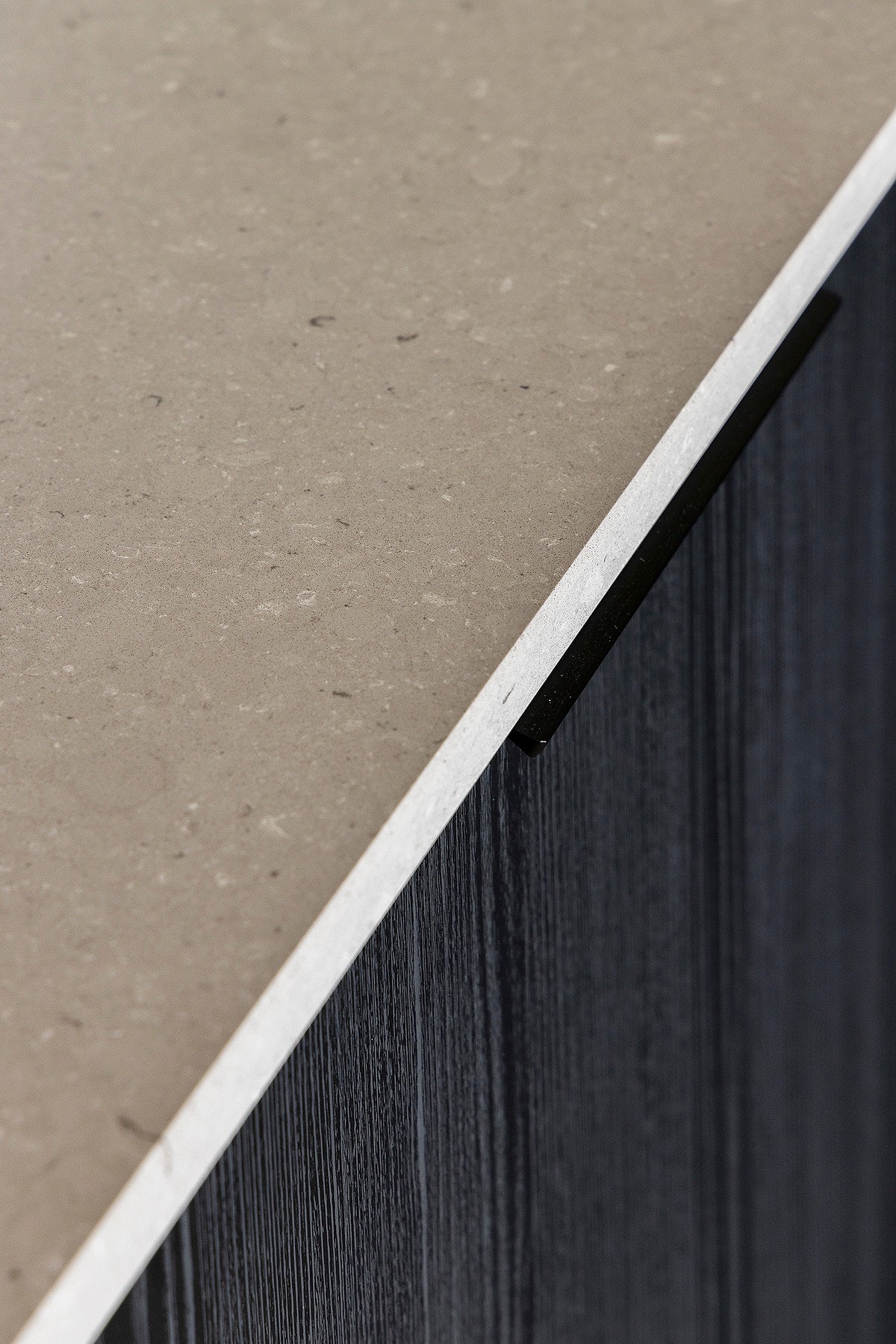 Benkeplate i kompositt - et tilvalg på en leilighet med allerede høy standard Galleribilde