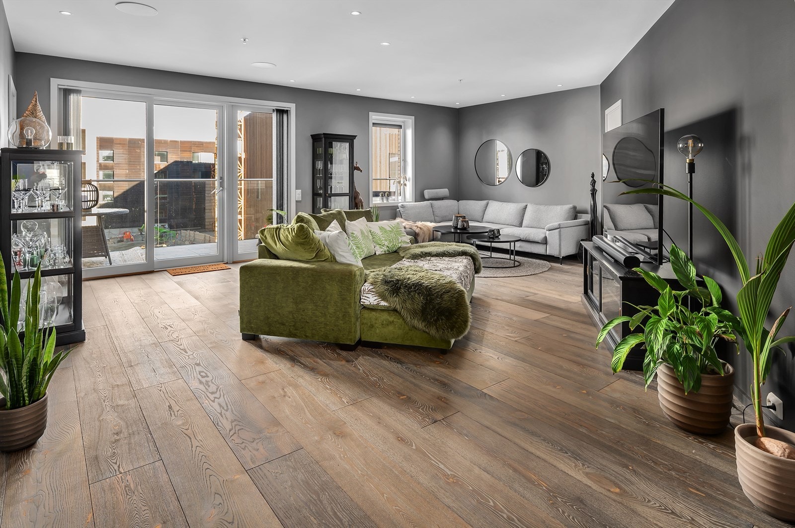 Romslig åpen stue med god plass til sofagruppe og spisebord. Galleribilde