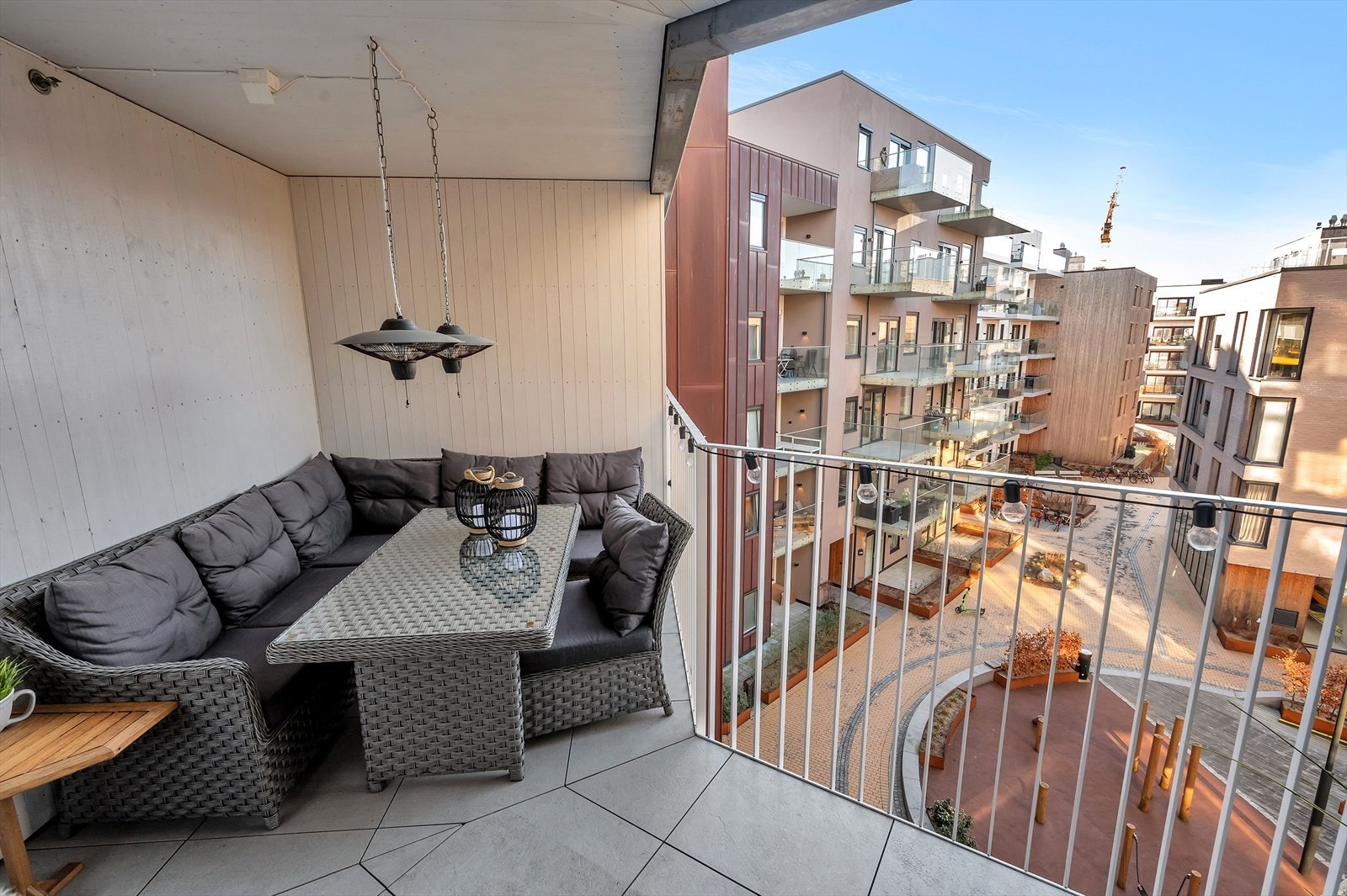 Fra stuen er det utgang til balkong med ettermiddag/kveldssol. Galleribilde