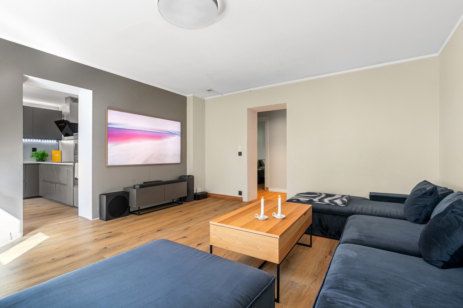 Tiltalende stue med god plass til både sofagruppe, spisegruppe og TV- løsning. Galleribilde