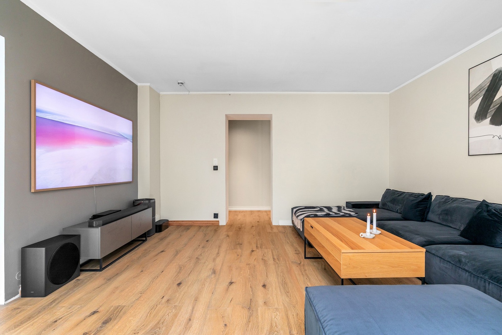 Nåværende eier har pusset opp med laminatgulv i leiligheten (utenom badet) i 2021. Galleribilde