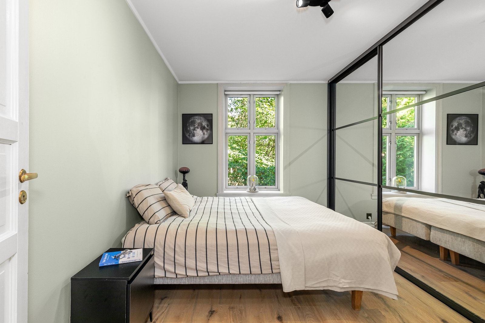 Hovedsoverom er holdt i morderne farge som står i stil med resten av leiligheten. Galleribilde