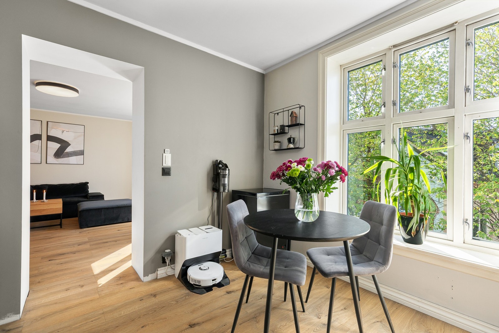 Du har godt med plass til stort spisebord i stuen, men du kan også ha en sittegruppe på kjøkkenet. Galleribilde