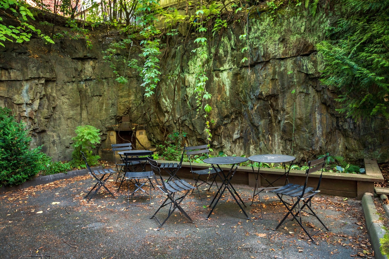 Borettslaget byr på en frodig og skjermet bakgård med sittegrupper, grill og åpen peis Galleribilde