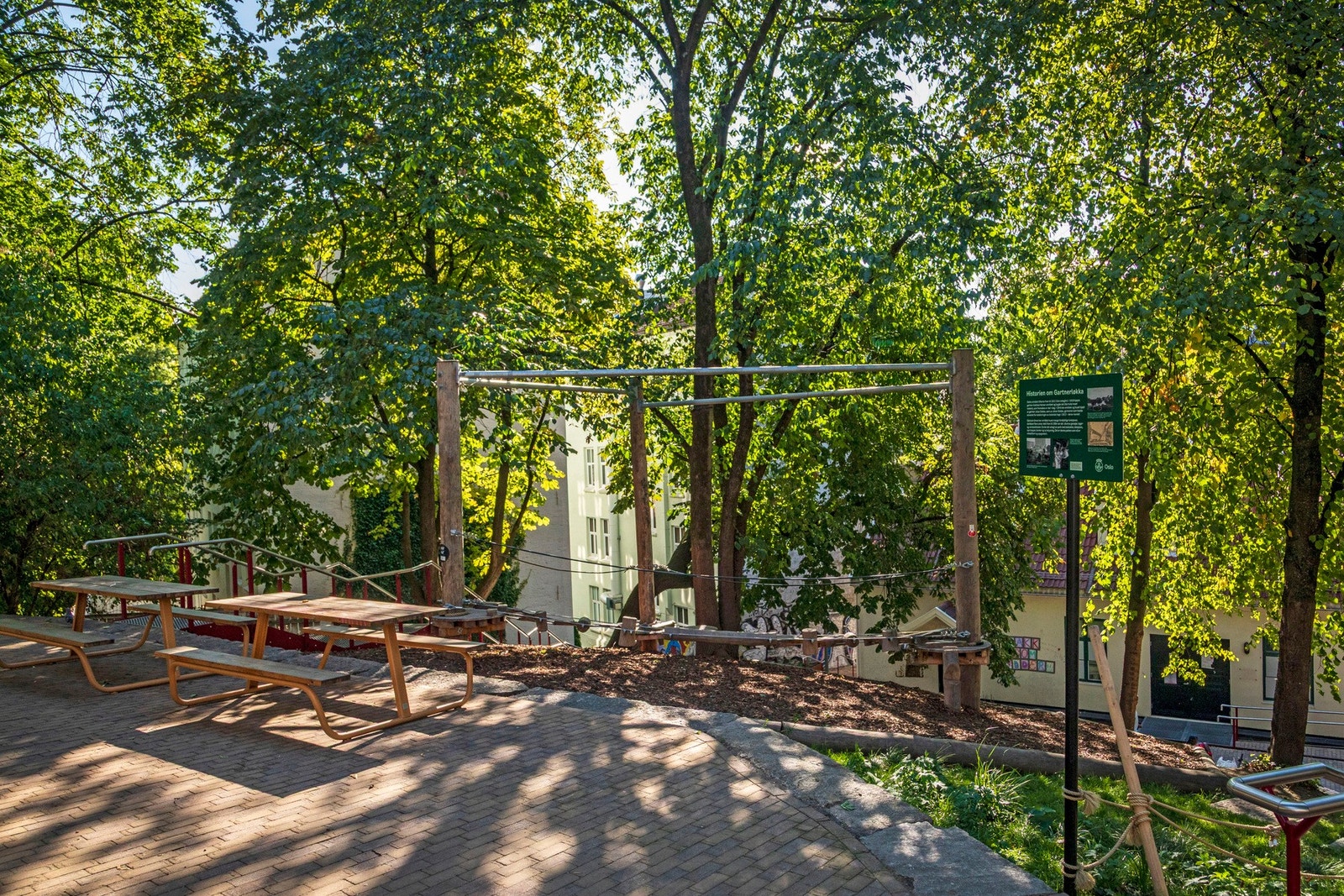 Gartnerløkka med bl.a: akebakke, lekeplass og benker. Galleribilde