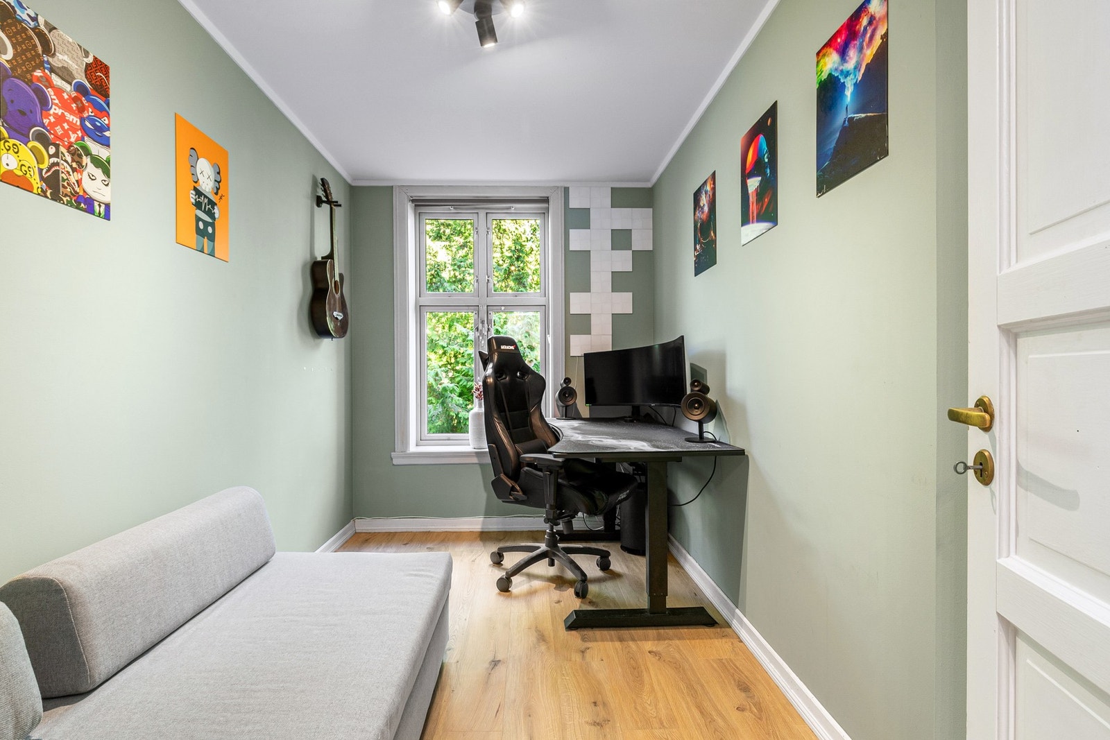 Soverom II er også av god størrelse med plass til dobbeltseng og ønsket garderobeløsning. Galleribilde