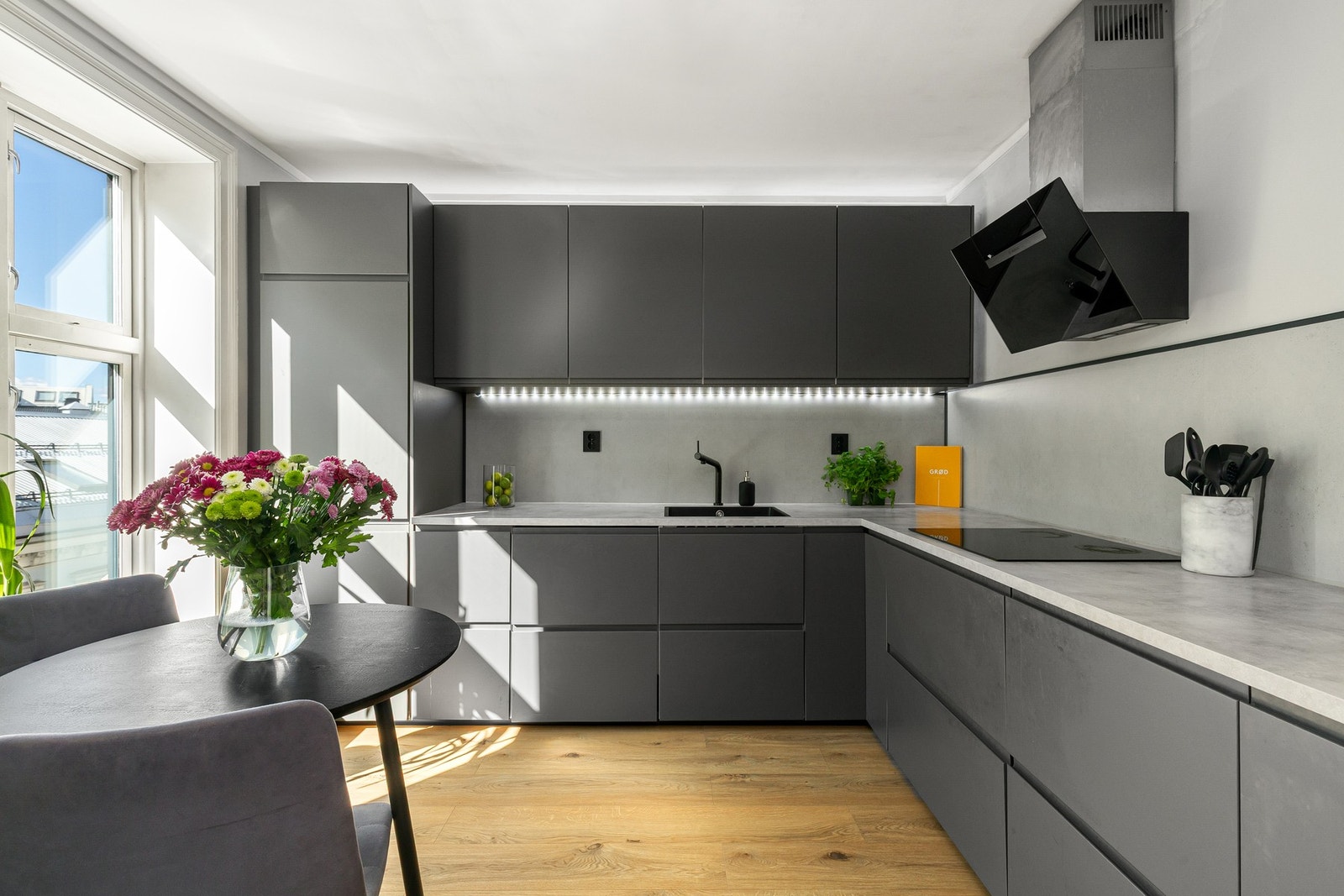 Moderne (2021) IKEA kjøkkeninnredning med god benk- og lagringsplass. Galleribilde