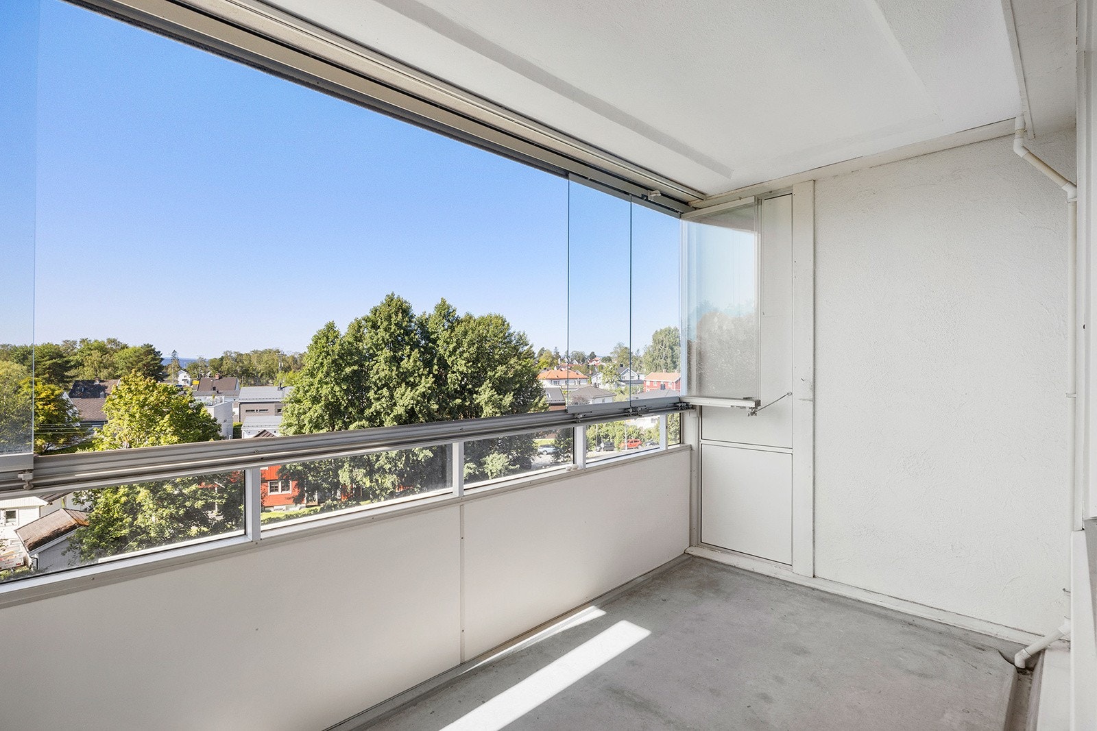 Adkomst fra stue til en syd/- vestvendt innglasset balkong på ca. 7,6 m². Galleribilde