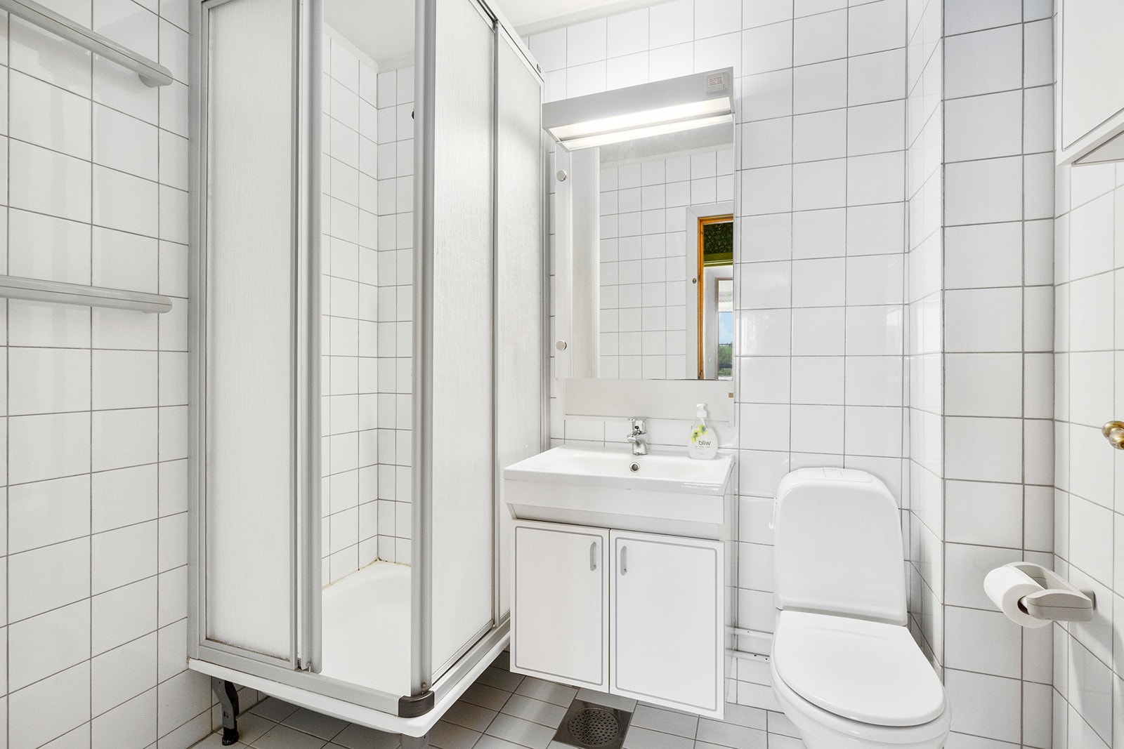 Eldre baderom fra antatt byggeår med noe nyere overflater. Galleribilde