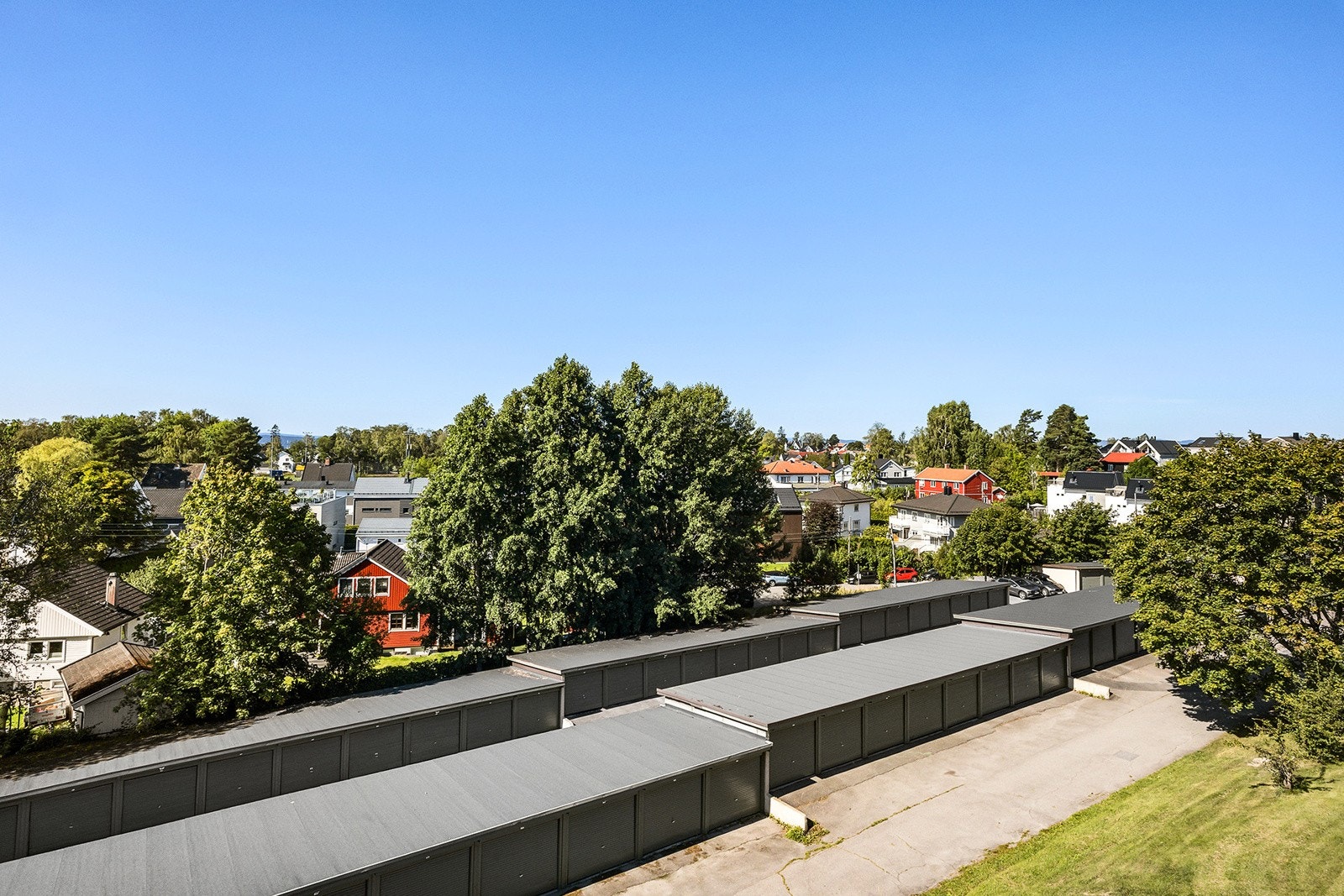 Borettslaget har parkeringsplasser og garasjer, som fordeles etter lister. Galleribilde