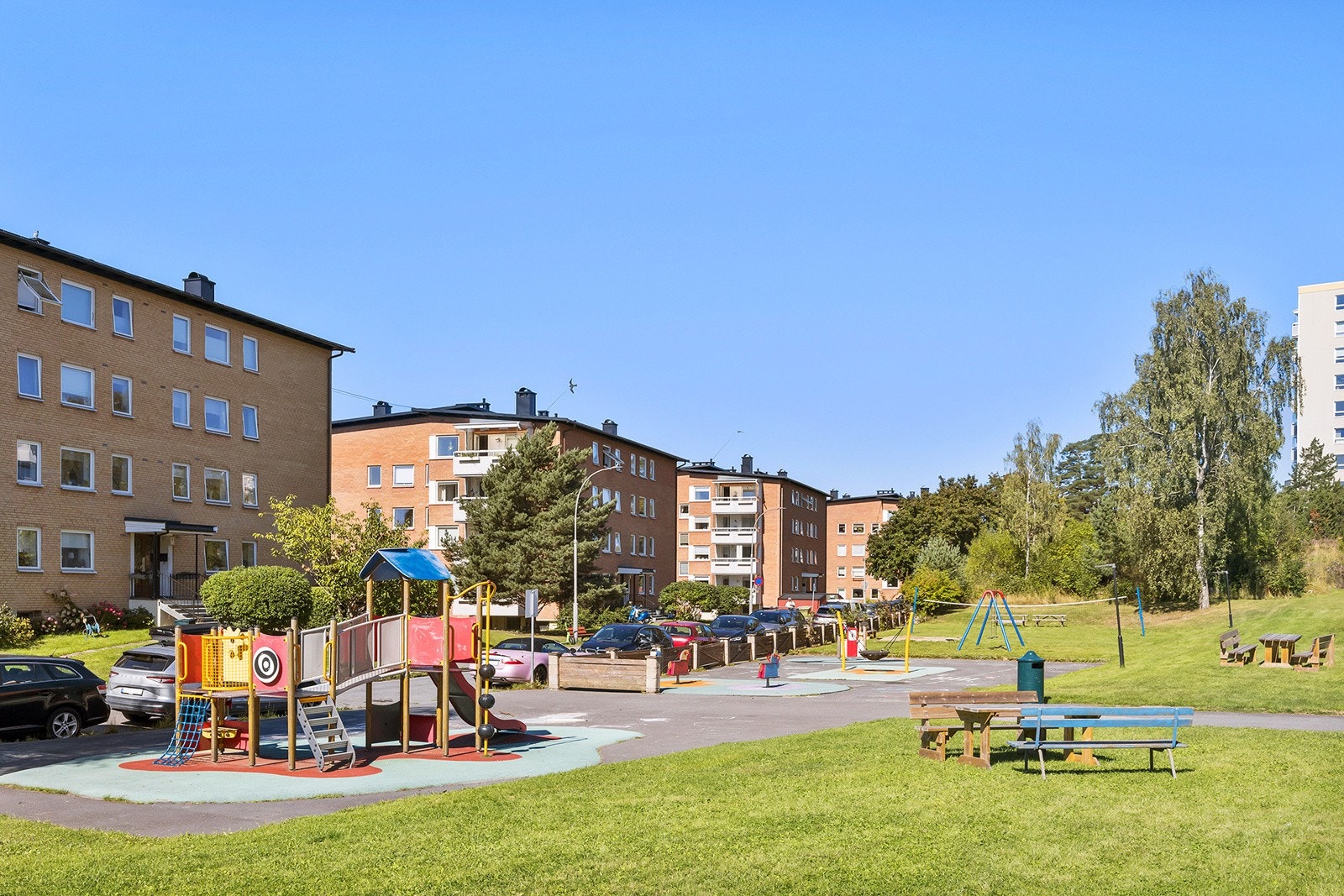 Rett utenfor leilgheten er det en fin lekeplass for de minste. Galleribilde