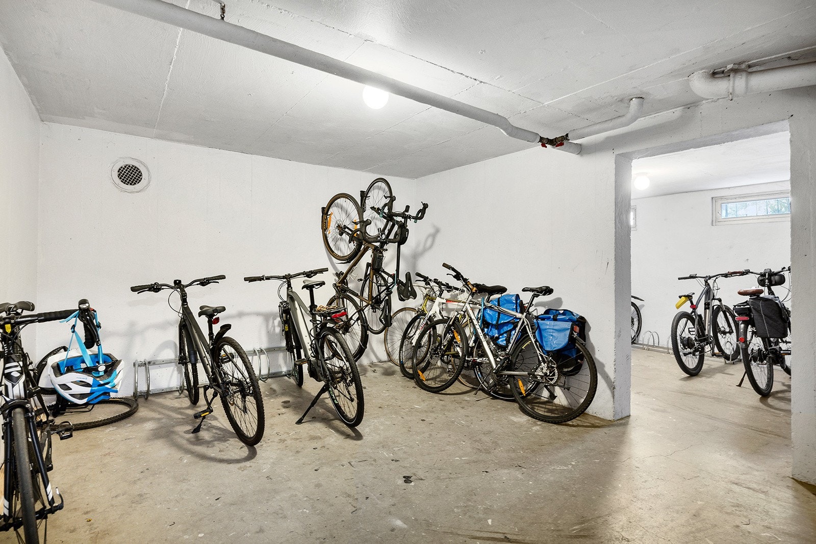 Felles oppevaring av sykler i kjelleren. Galleribilde