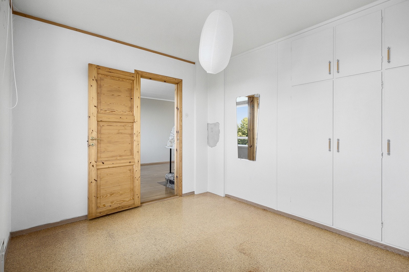 Boligen disponerer to gode soverom med plass til seng, nattbord og garderobe. Galleribilde