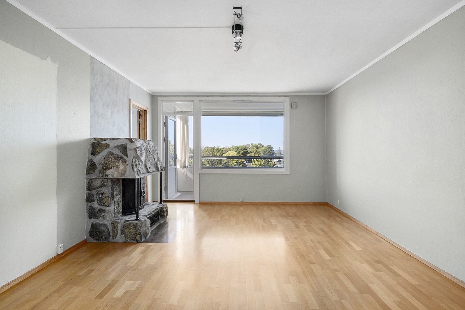 Romslig og innbydende stue med god plass til både sofagruppe, TV-krok og spisebord. Galleribilde