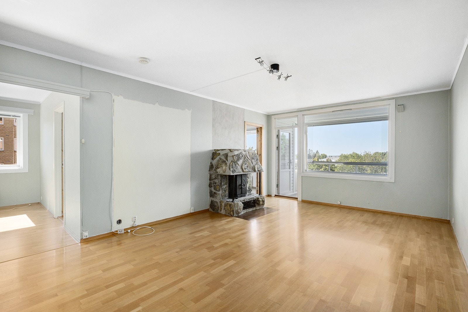 Store vindusflater gir rikelig med naturlig lys. Galleribilde
