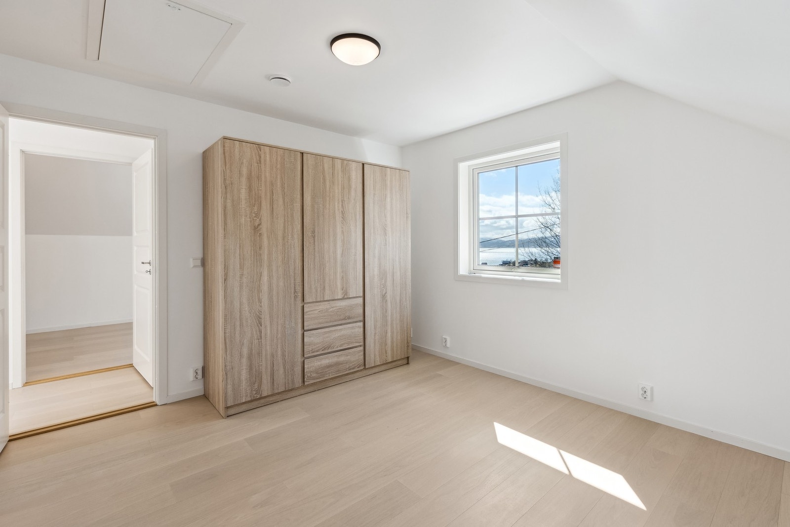 Soverom nr 3 i andre etasje - Et romslig soverom med egen garderobenisje - praktisk og elegant Galleribilde