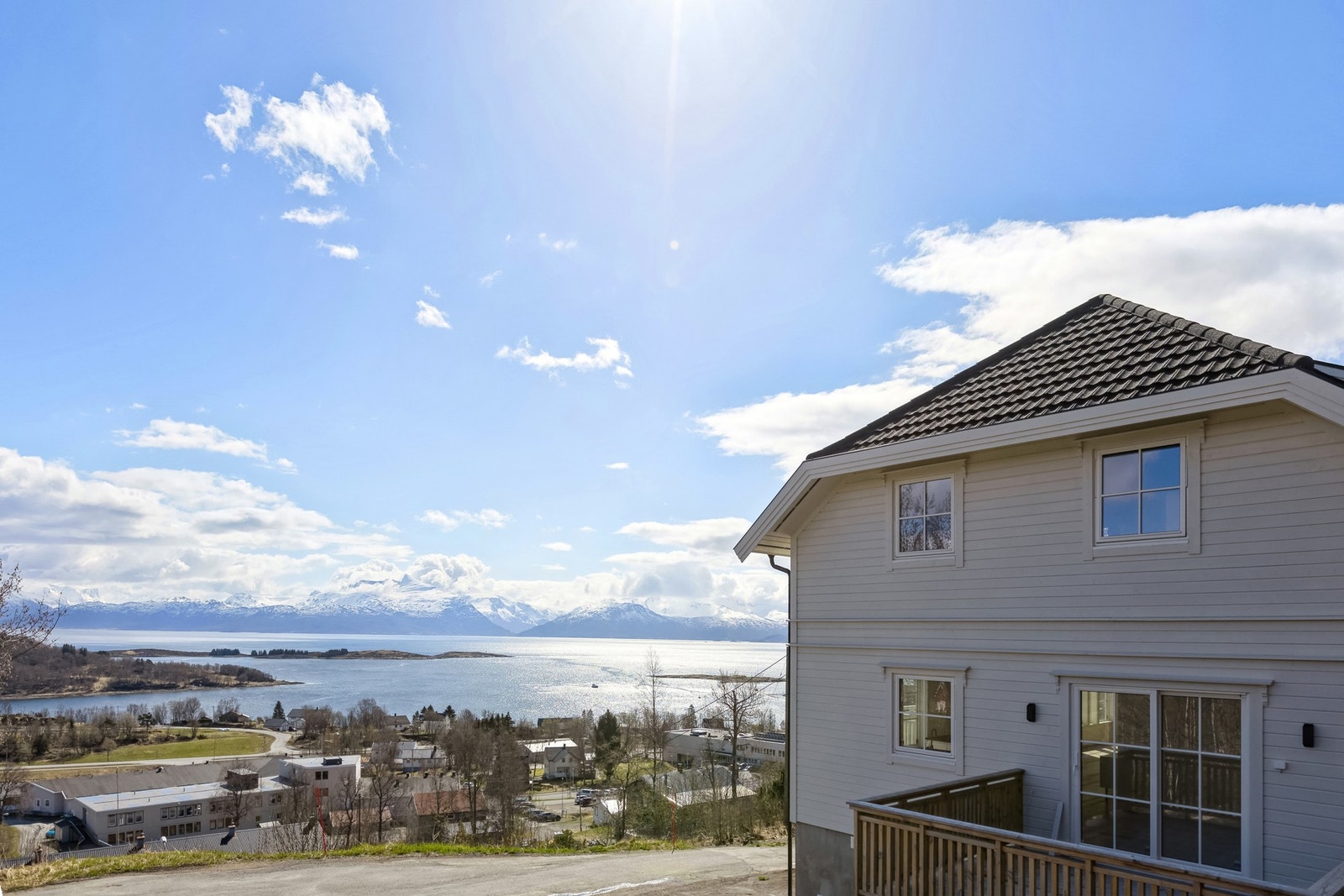 EiendomsMegler 1 v/ Bente Norhild Larsen har gleden av å ønske velkommen til Bjellundveien 66 - En stilren og moderne enebolig med panoramautsikt mot Ofotfjorden -Foto: EFKT Galleribilde