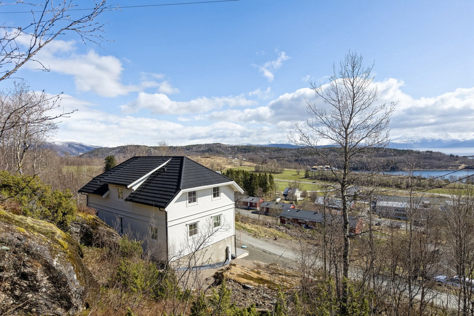 Eiendommen ligger øverst i et etablert boligfelt, helt i enden av Bjellundveien - en blindvei uten gjennomgangstrafikk Galleribilde