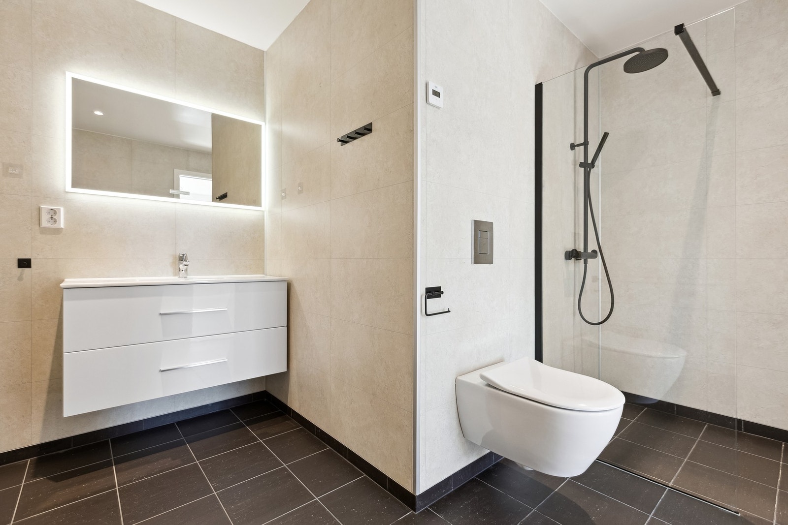 Dette badet gir deg komfort og bekvemmelighet med direkte tilgang fra hovedsoverommet - perfekt for en rolig start på dagen Galleribilde