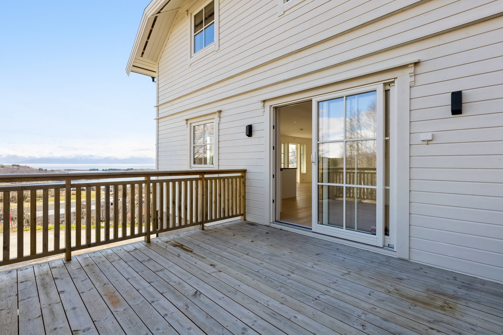 Terrasse med utgang i fra spisestuedel i første etasje - Balkongene gir rom for både avslapning og sosiale stunder Galleribilde