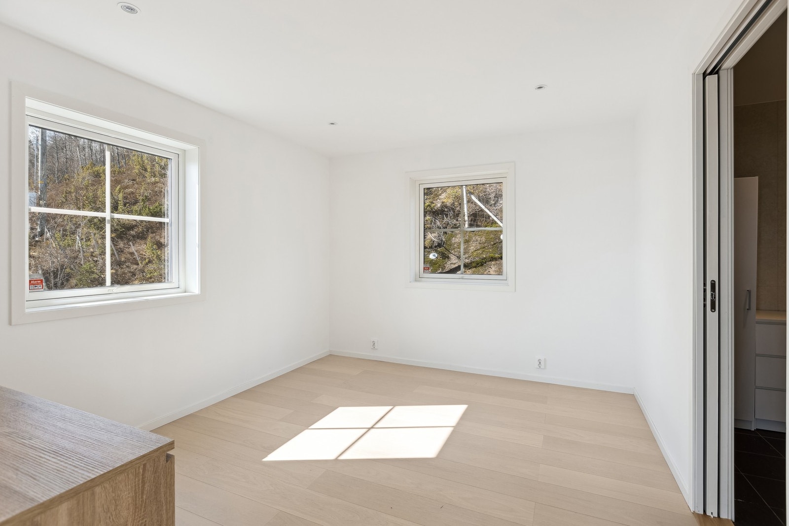 Hovedsoverommet ligger skjermet til med nærhet til eget bad - en privat sone for avslapning Galleribilde