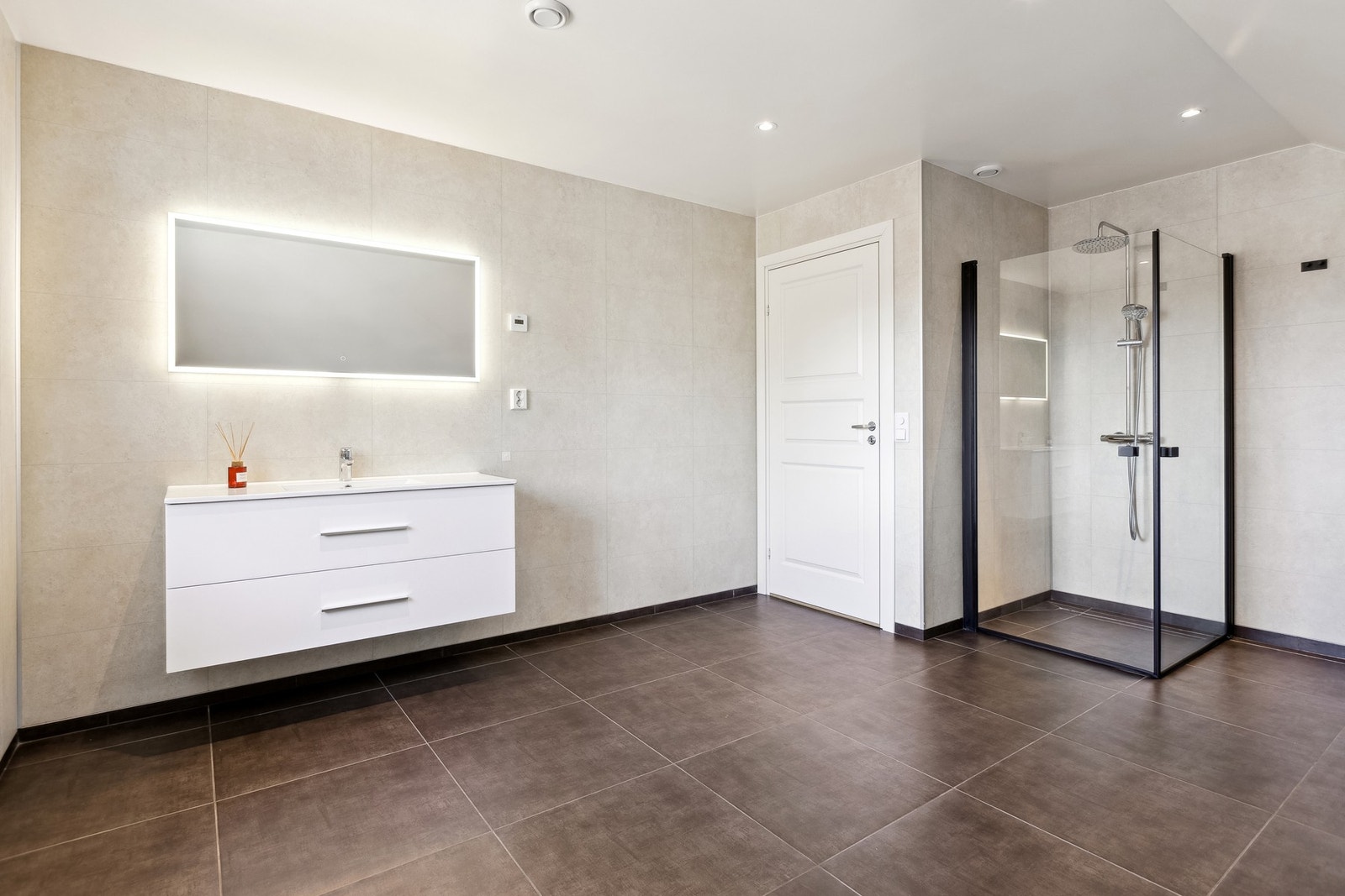 Bad i 2. etasje - Lekkert bad med moderne innredning og opplegg for badekar - her kan du skape ditt eget spa Galleribilde